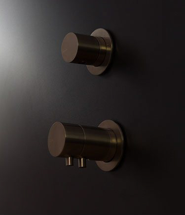 Robinets de douche chromés noirs
