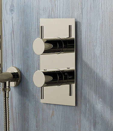 Robinetterie de douche en nickel