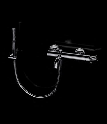 Remplisseur de baignoire mural Twist en chrome noir (47BCF)