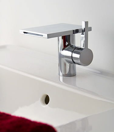 Robinet de lavabo avec jet d'eau effet cascade, une finition chromée pour  un style contemporain et simple